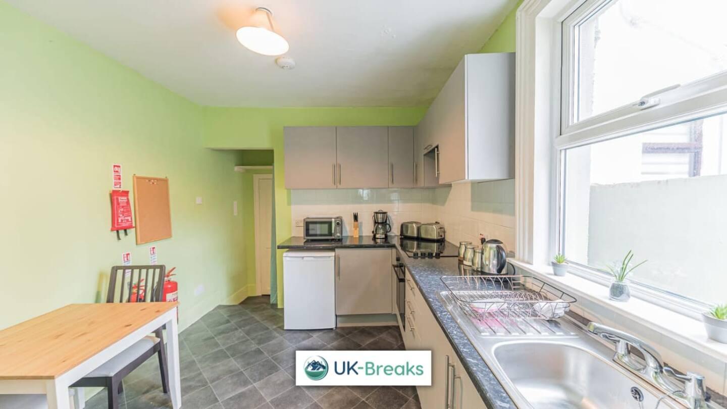 Large, Centrally Located, 5 Bedroom House Workington Exterior foto