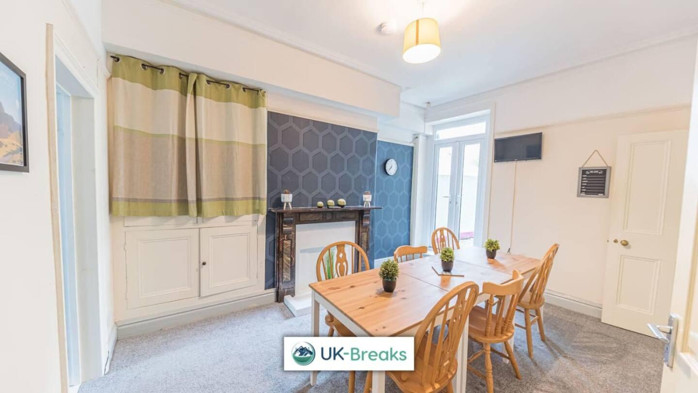 Large, Centrally Located, 5 Bedroom House Workington Exterior foto