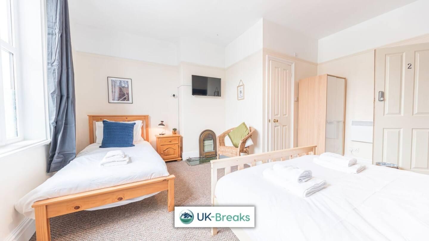 Large, Centrally Located, 5 Bedroom House Workington Exterior foto