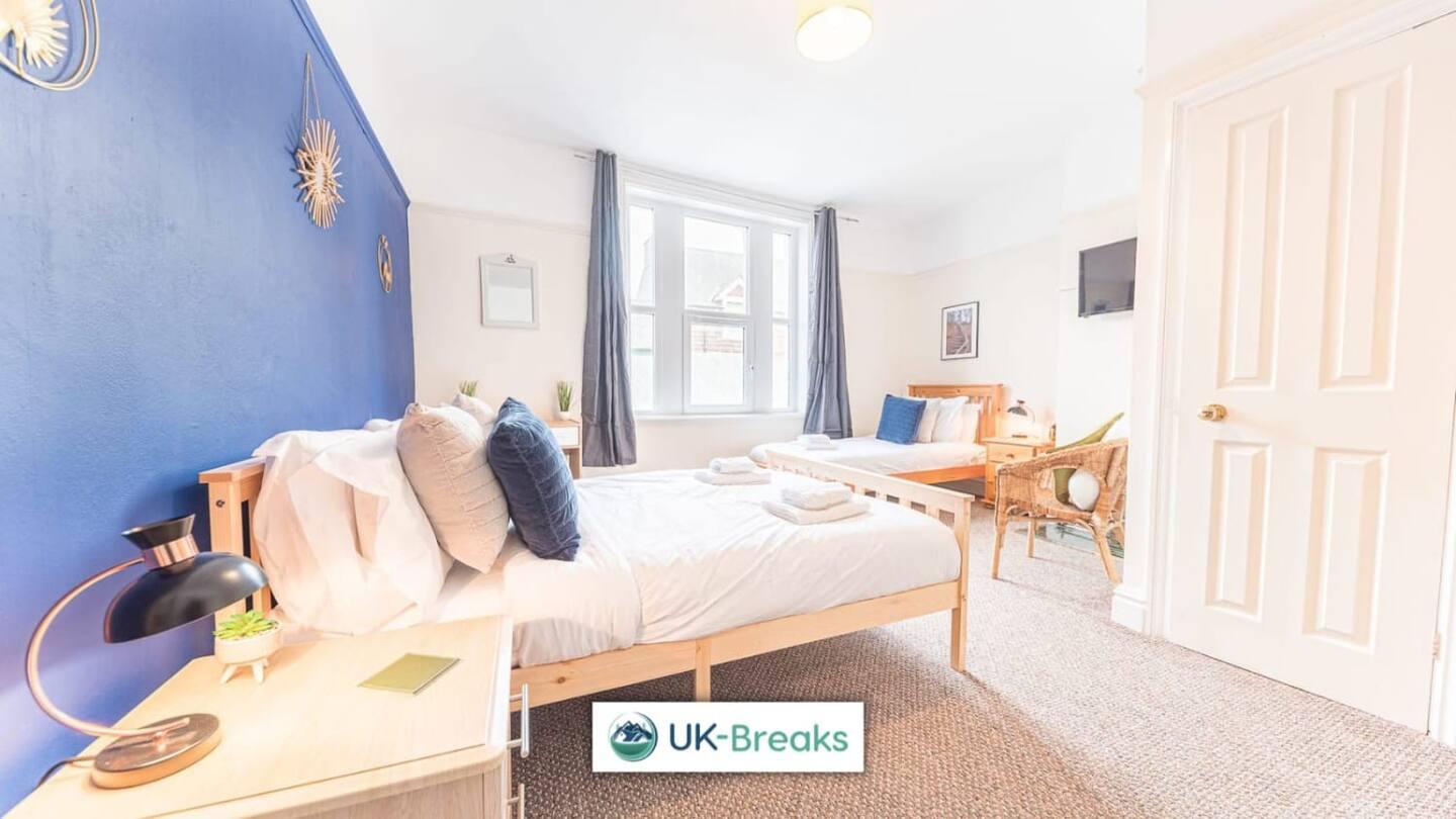 Large, Centrally Located, 5 Bedroom House Workington Exterior foto