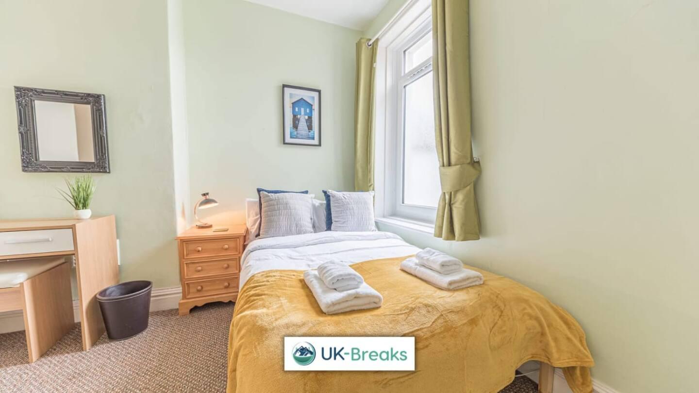 Large, Centrally Located, 5 Bedroom House Workington Exterior foto
