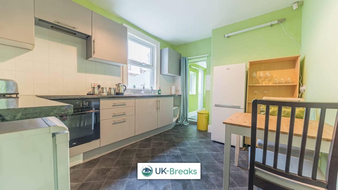 Large, Centrally Located, 5 Bedroom House Workington Exterior foto